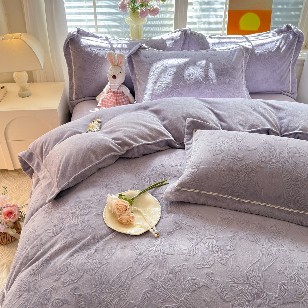 91家纺网 家纺一手货源 找家纺 艾唯希家纺 2025新款全消光雕花绒织带款四件套牛奶绒-雕花织带系列 百年好合-紫