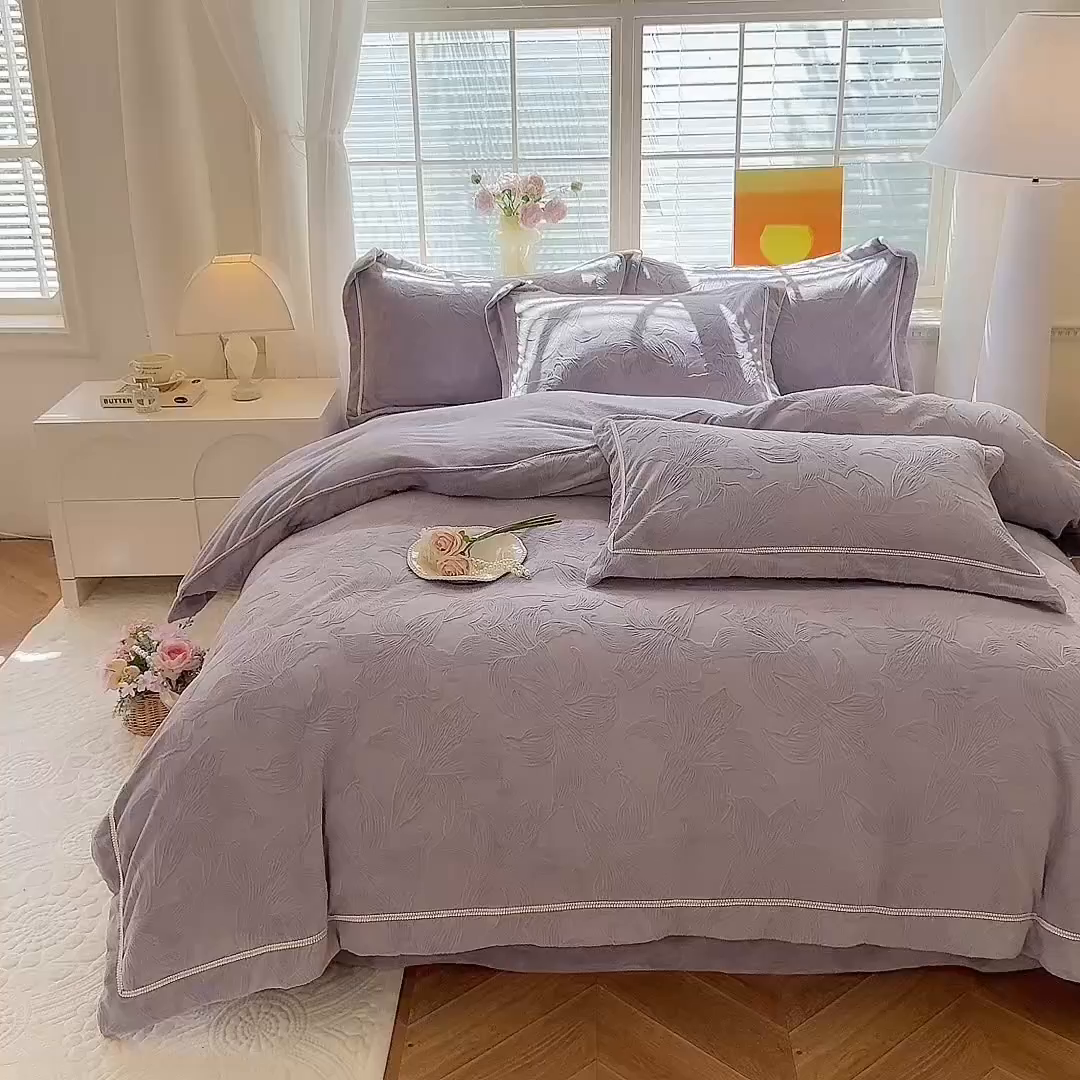 91家纺网 家纺一手货源 找家纺 艾唯希家纺 2025新款全消光雕花绒织带款四件套牛奶绒-雕花织带系列 百年好合-紫