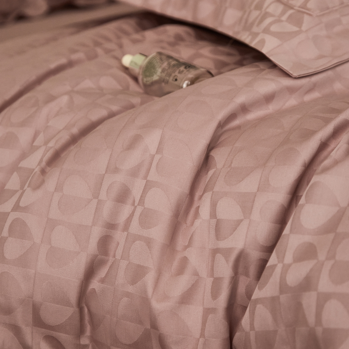 91家纺网 家纺一手货源 找家纺 顾家家居 2025新款亲肤舒适全棉纯棉提花四件套 塞纳-贝壳粉