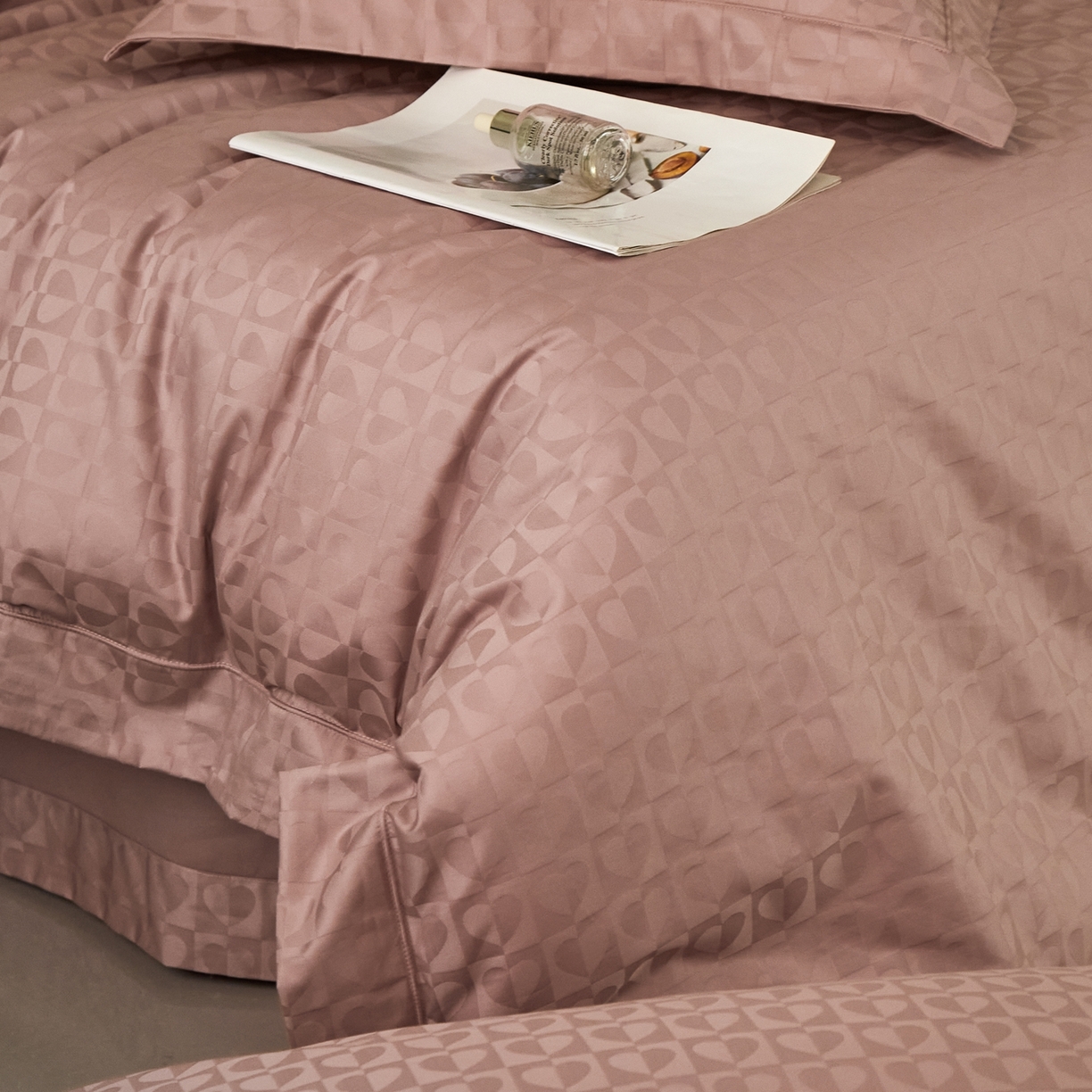 91家纺网 家纺一手货源 找家纺 顾家家居 2025新款亲肤舒适全棉纯棉提花四件套 塞纳-贝壳粉