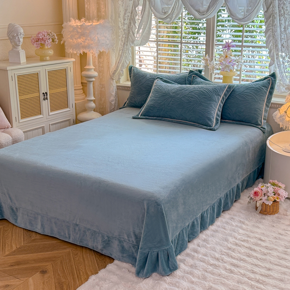 91家纺网 家纺一手货源 找家纺 艾唯希家纺 2025新款全消光雕花绒织带款四件套牛奶绒-雕花织带系列 金枝玉叶-湖蓝