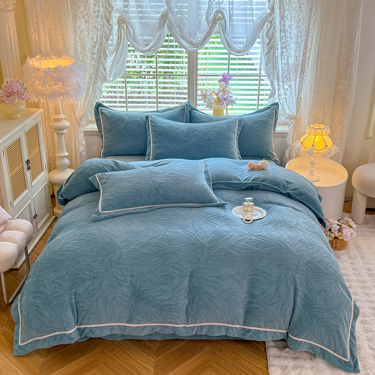 91家纺网 家纺一手货源 找家纺 艾唯希家纺 2025新款全消光雕花绒织带款四件套牛奶绒-雕花织带系列 金枝玉叶-湖蓝