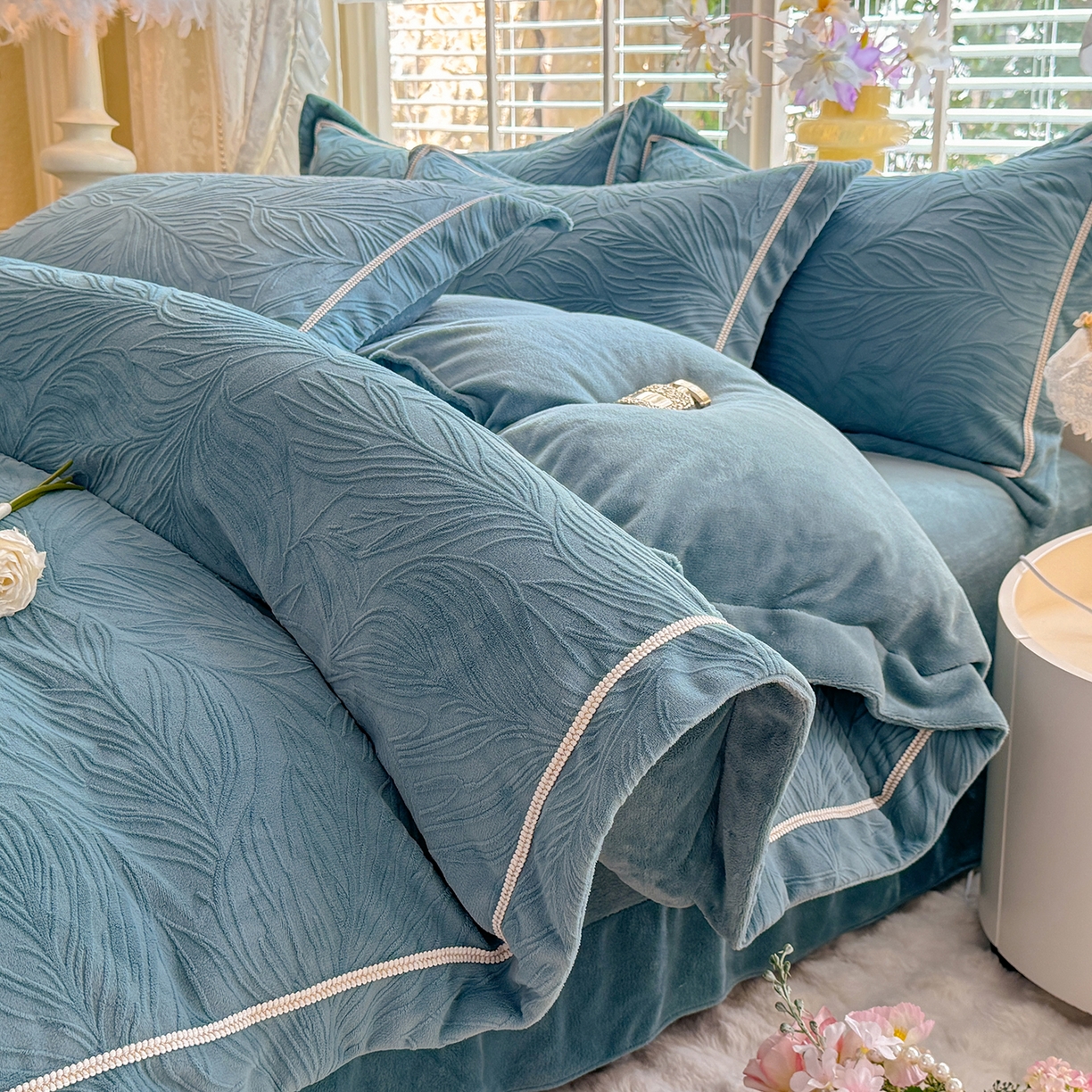 91家纺网 家纺一手货源 找家纺 艾唯希家纺 2025新款全消光雕花绒织带款四件套牛奶绒-雕花织带系列 金枝玉叶-湖蓝