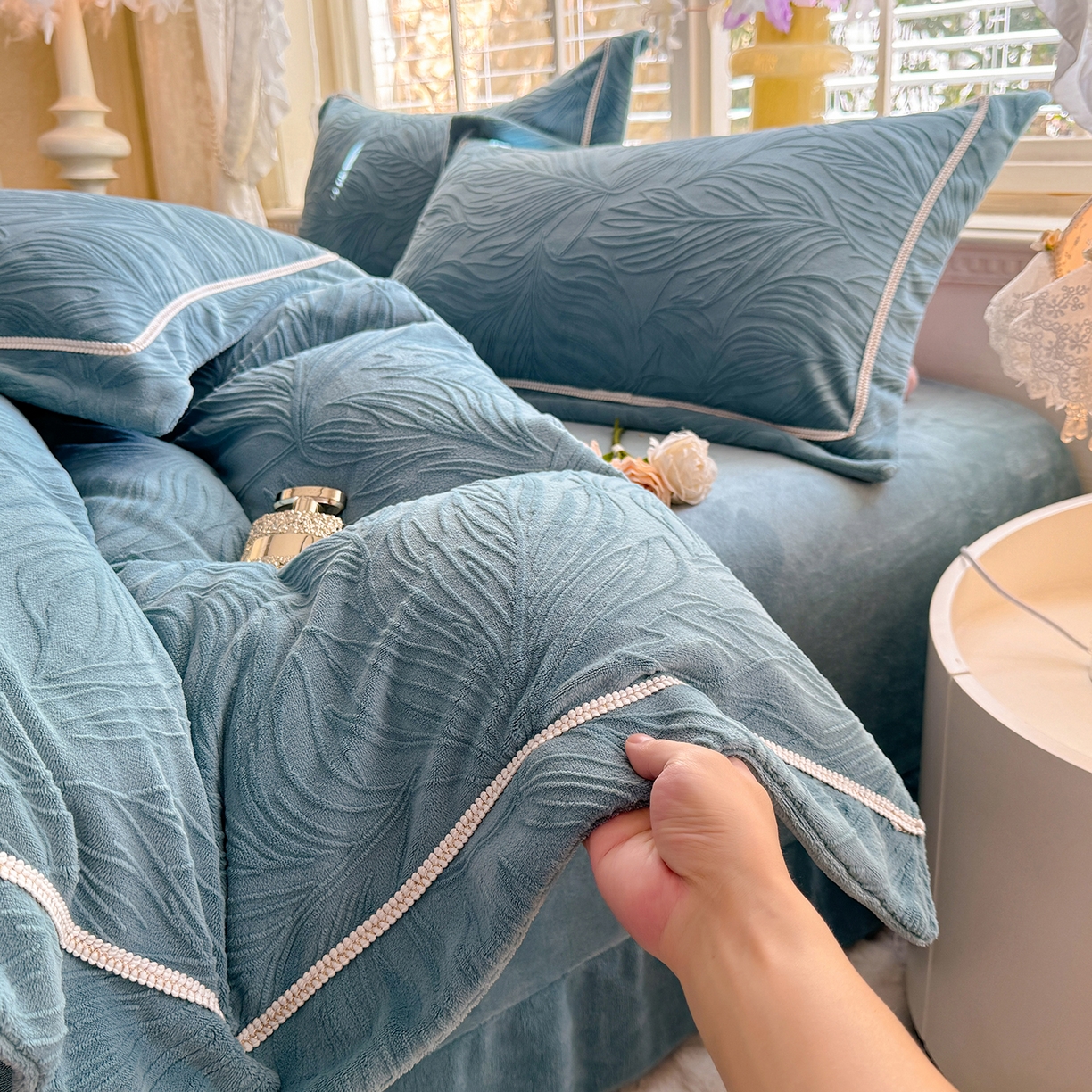 91家纺网 家纺一手货源 找家纺 艾唯希家纺 2025新款全消光雕花绒织带款四件套牛奶绒-雕花织带系列 金枝玉叶-湖蓝