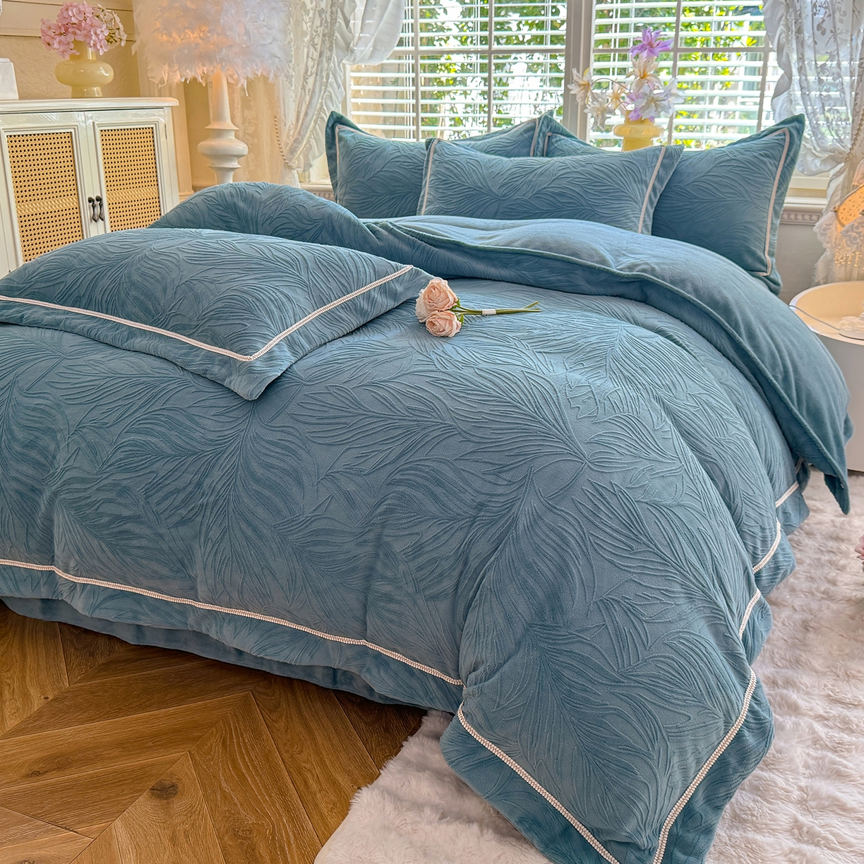 91家纺网 家纺一手货源 找家纺 艾唯希家纺 2025新款全消光雕花绒织带款四件套牛奶绒-雕花织带系列 金枝玉叶-湖蓝