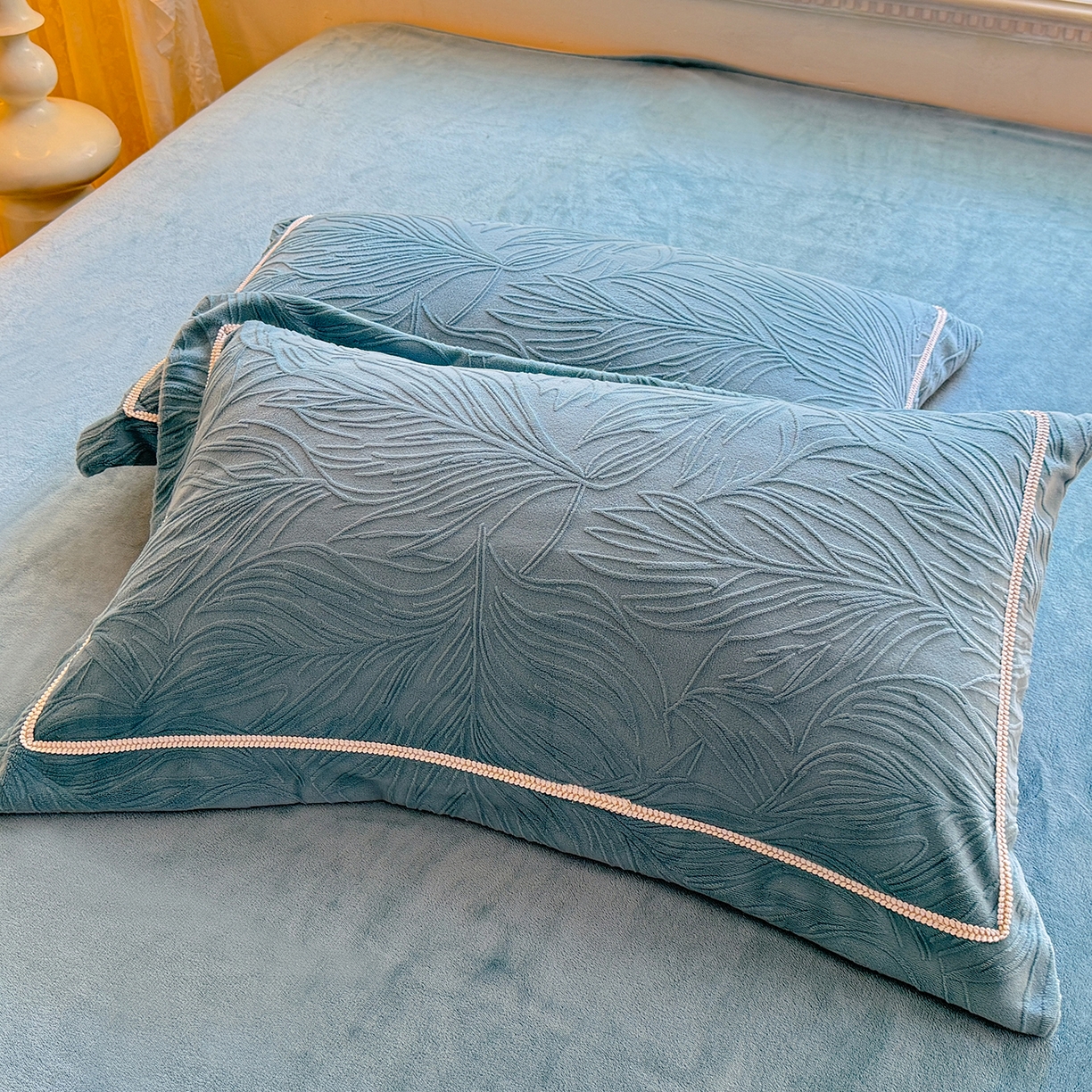 91家纺网 家纺一手货源 找家纺 艾唯希家纺 2025新款全消光雕花绒织带款四件套牛奶绒-雕花织带系列 金枝玉叶-湖蓝