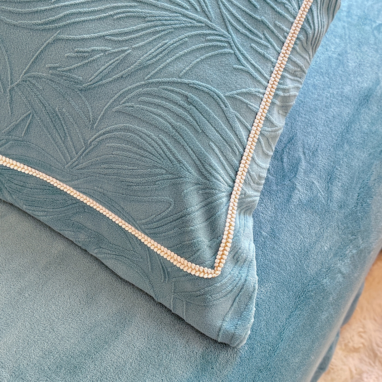 91家纺网 家纺一手货源 找家纺 艾唯希家纺 2025新款全消光雕花绒织带款四件套牛奶绒-雕花织带系列 金枝玉叶-湖蓝