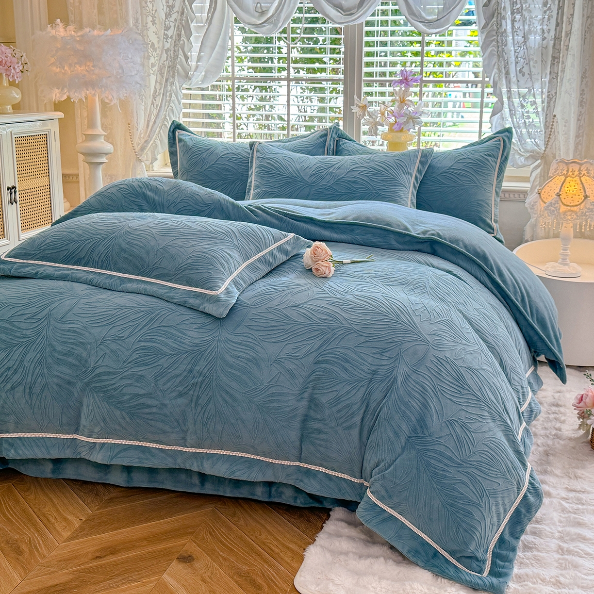 91家纺网 家纺一手货源 找家纺 艾唯希家纺 2025新款全消光雕花绒织带款四件套牛奶绒-雕花织带系列 金枝玉叶-湖蓝