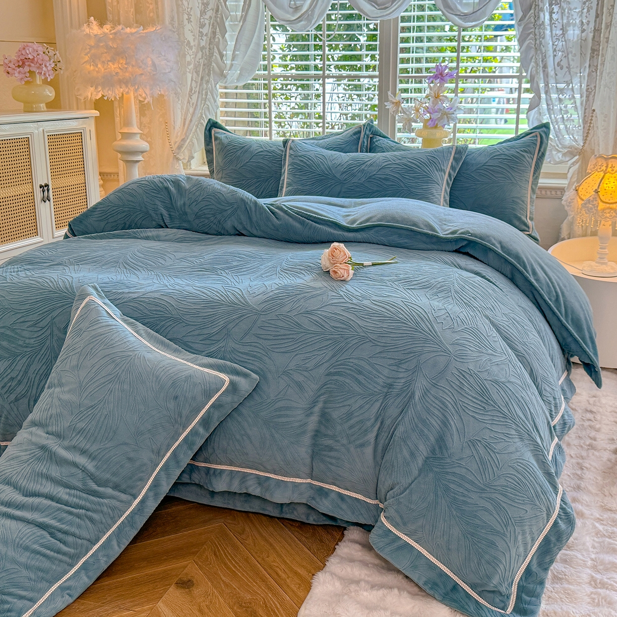 91家纺网 家纺一手货源 找家纺 艾唯希家纺 2025新款全消光雕花绒织带款四件套牛奶绒-雕花织带系列 金枝玉叶-湖蓝