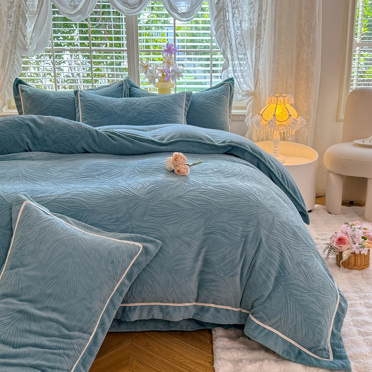 91家纺网 家纺一手货源 找家纺 艾唯希家纺 2025新款全消光雕花绒织带款四件套牛奶绒-雕花织带系列 金枝玉叶-湖蓝