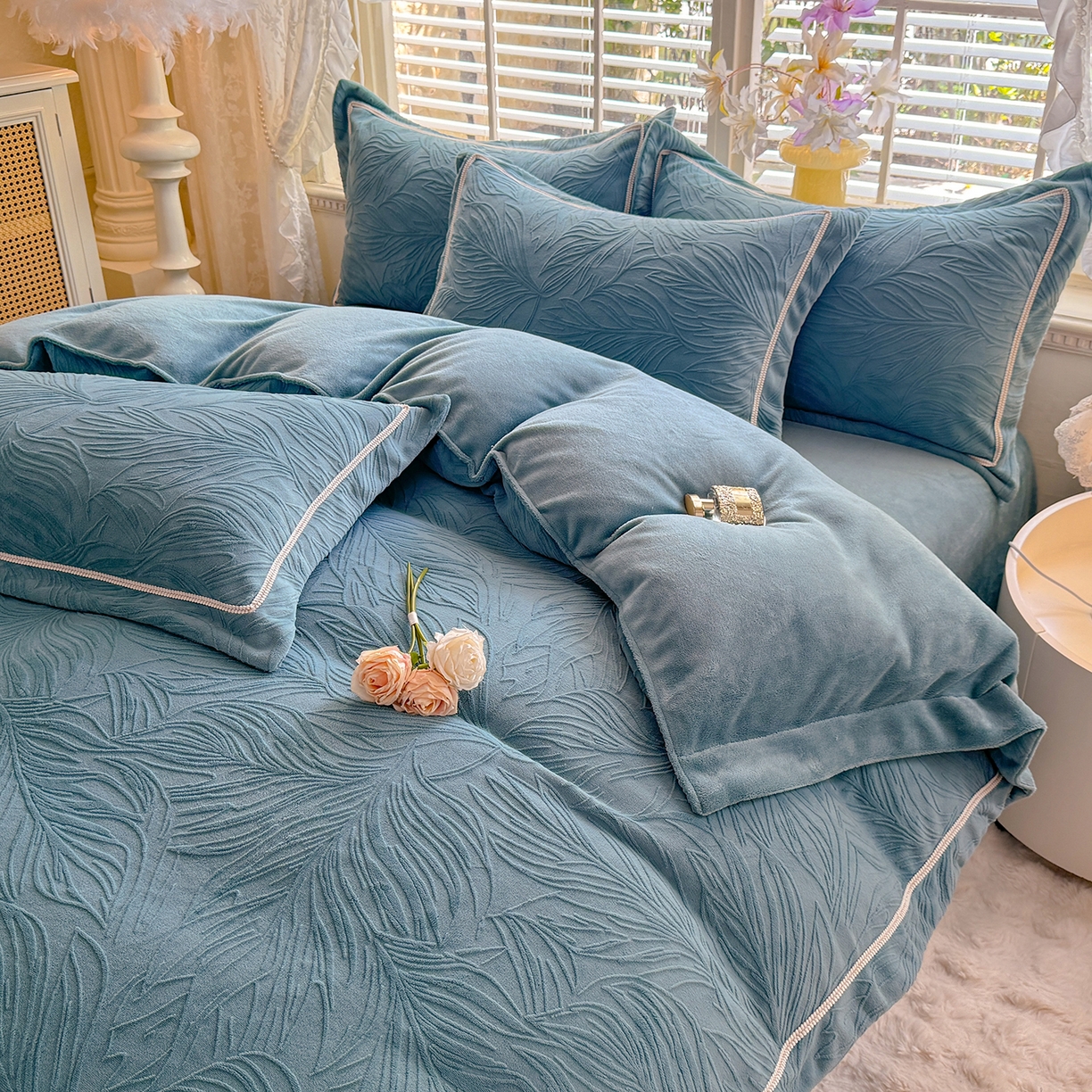 91家纺网 家纺一手货源 找家纺 艾唯希家纺 2025新款全消光雕花绒织带款四件套牛奶绒-雕花织带系列 金枝玉叶-湖蓝