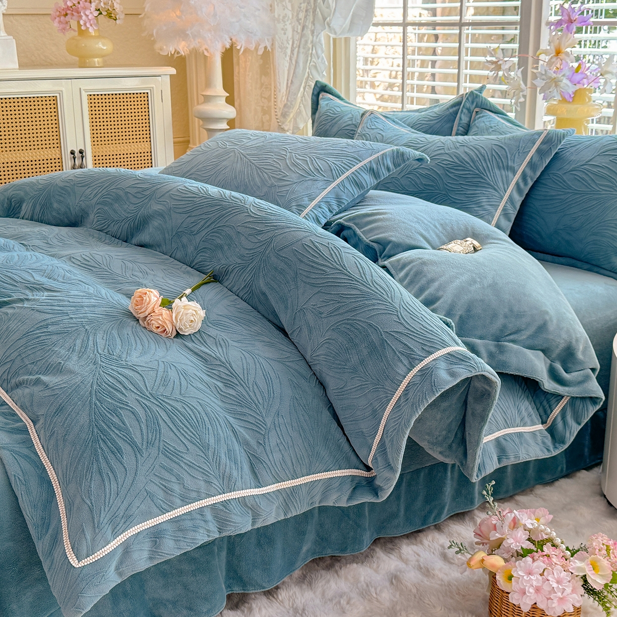 91家纺网 家纺一手货源 找家纺 艾唯希家纺 2025新款全消光雕花绒织带款四件套牛奶绒-雕花织带系列 金枝玉叶-湖蓝