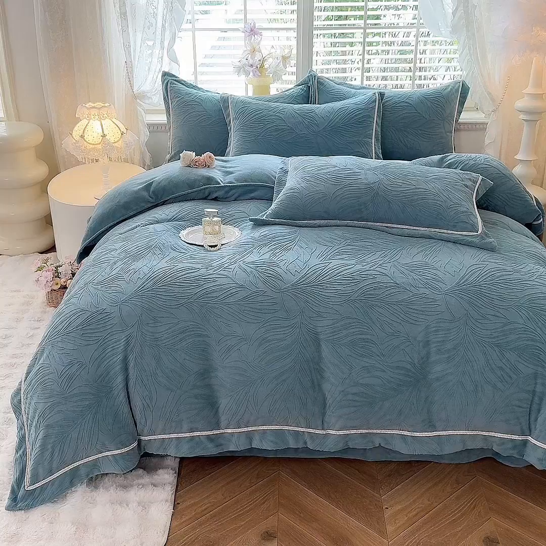 91家纺网 家纺一手货源 找家纺 艾唯希家纺 2025新款全消光雕花绒织带款四件套牛奶绒-雕花织带系列 金枝玉叶-湖蓝