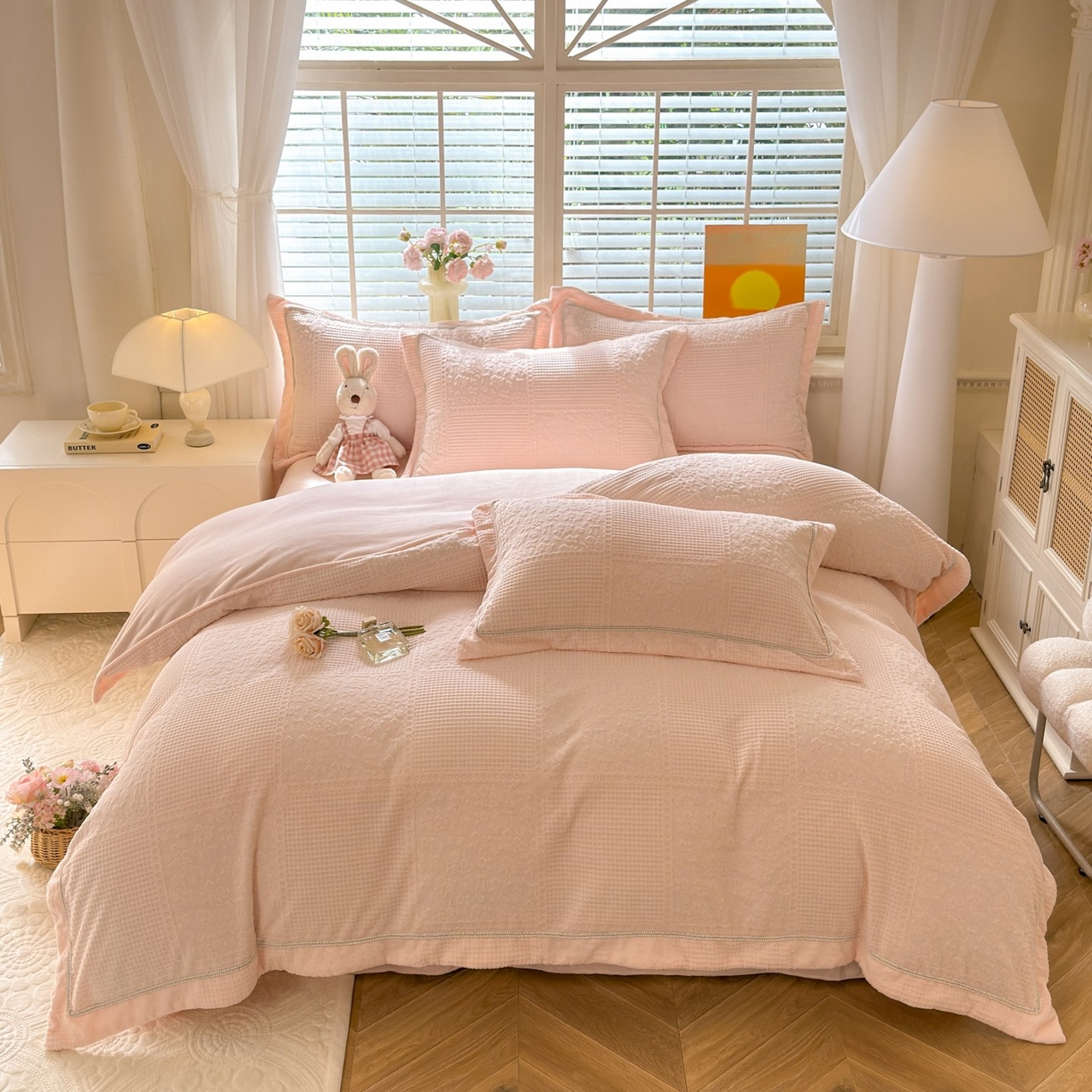 91家纺网 家纺一手货源 找家纺 艾唯希家纺 2025新款全消光雕花绒织带款四件套牛奶绒-雕花织带系列 玫瑰花语-粉