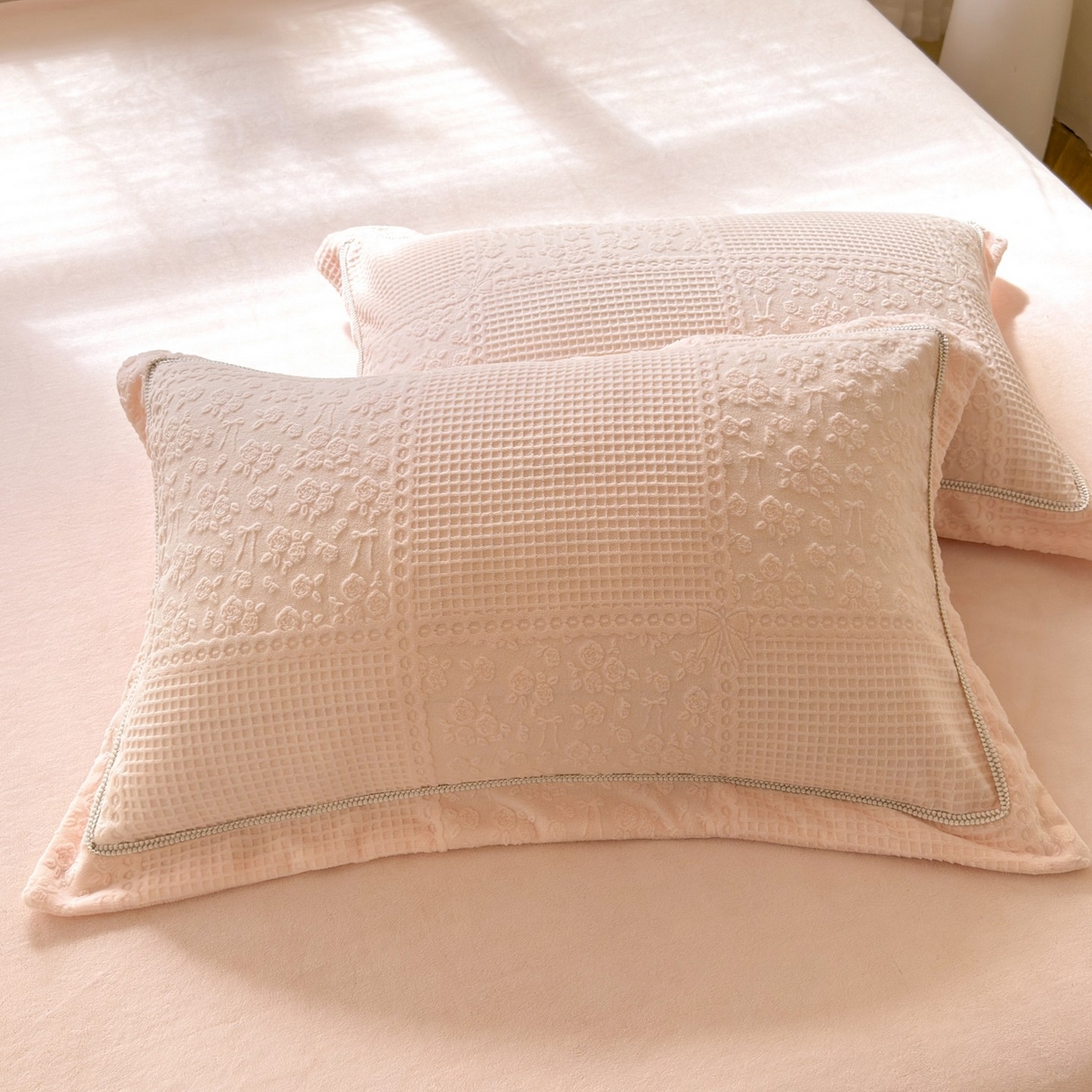 91家纺网 家纺一手货源 找家纺 艾唯希家纺 2025新款全消光雕花绒织带款四件套牛奶绒-雕花织带系列 玫瑰花语-粉