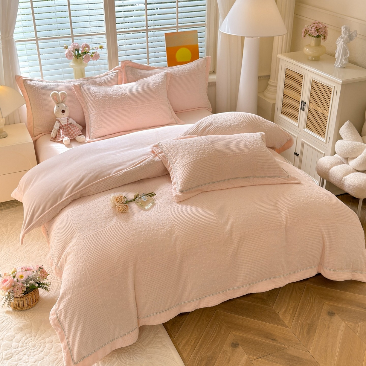 91家纺网 家纺一手货源 找家纺 艾唯希家纺 2025新款全消光雕花绒织带款四件套牛奶绒-雕花织带系列 玫瑰花语-粉