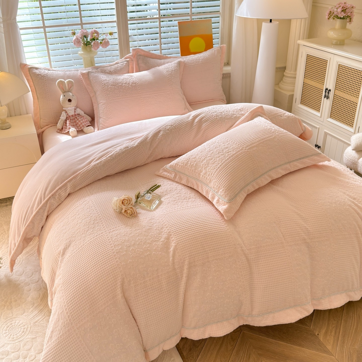 91家纺网 家纺一手货源 找家纺 艾唯希家纺 2025新款全消光雕花绒织带款四件套牛奶绒-雕花织带系列 玫瑰花语-粉