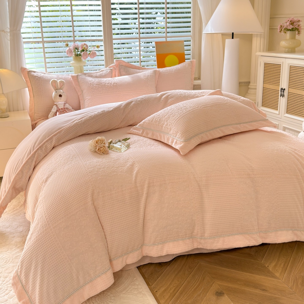 91家纺网 家纺一手货源 找家纺 艾唯希家纺 2025新款全消光雕花绒织带款四件套牛奶绒-雕花织带系列 玫瑰花语-粉