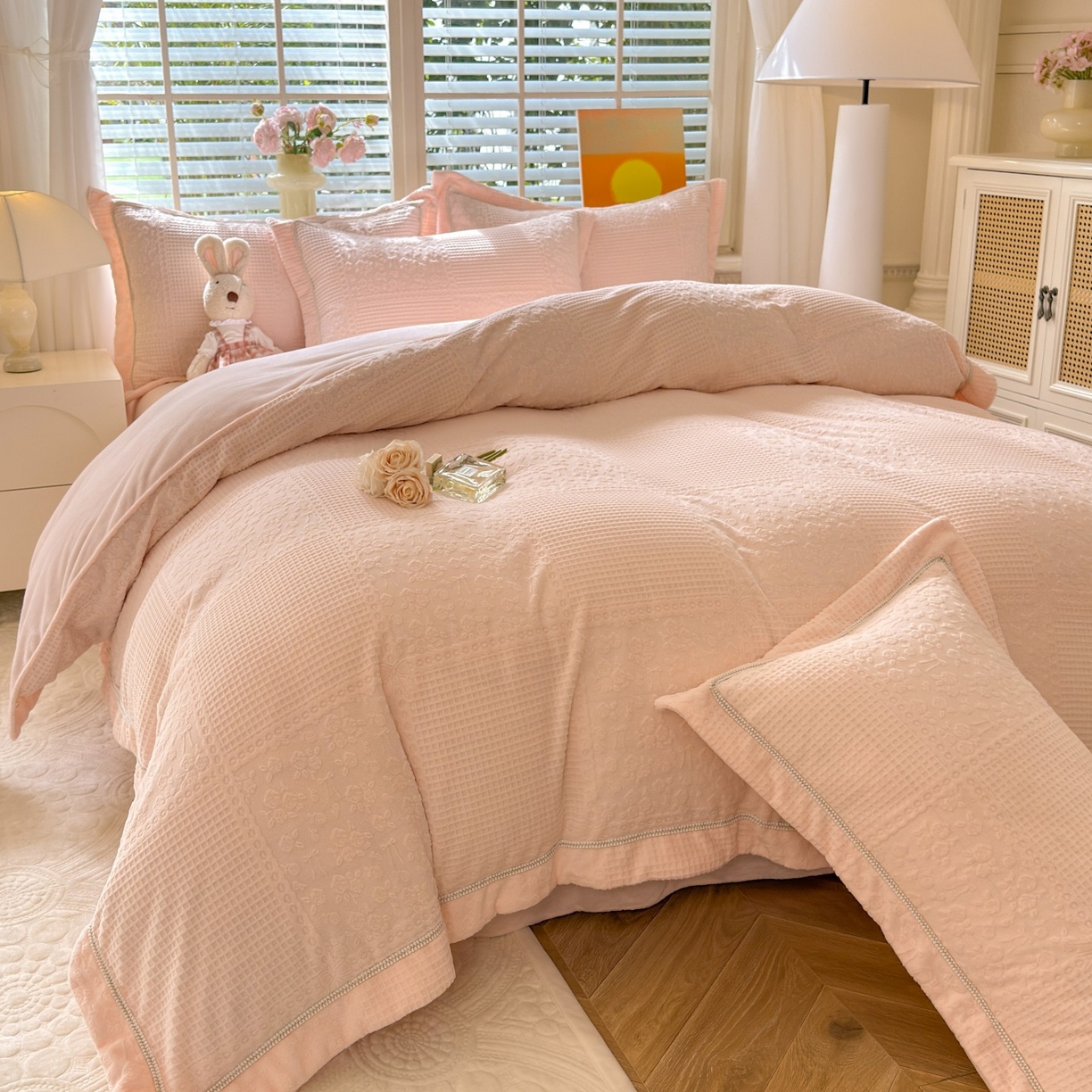 91家纺网 家纺一手货源 找家纺 艾唯希家纺 2025新款全消光雕花绒织带款四件套牛奶绒-雕花织带系列 玫瑰花语-粉