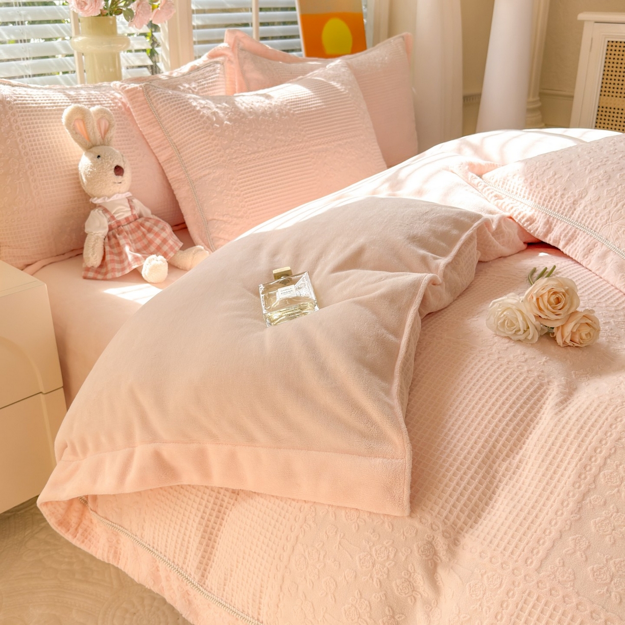 91家纺网 家纺一手货源 找家纺 艾唯希家纺 2025新款全消光雕花绒织带款四件套牛奶绒-雕花织带系列 玫瑰花语-粉