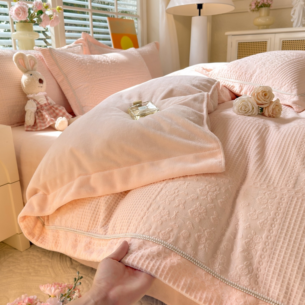 91家纺网 家纺一手货源 找家纺 艾唯希家纺 2025新款全消光雕花绒织带款四件套牛奶绒-雕花织带系列 玫瑰花语-粉