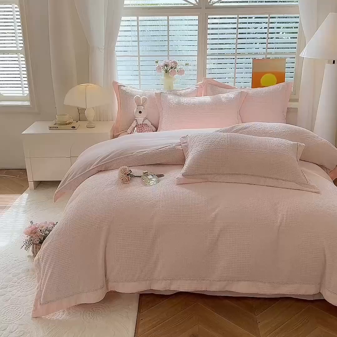 91家纺网 家纺一手货源 找家纺 艾唯希家纺 2025新款全消光雕花绒织带款四件套牛奶绒-雕花织带系列 玫瑰花语-粉