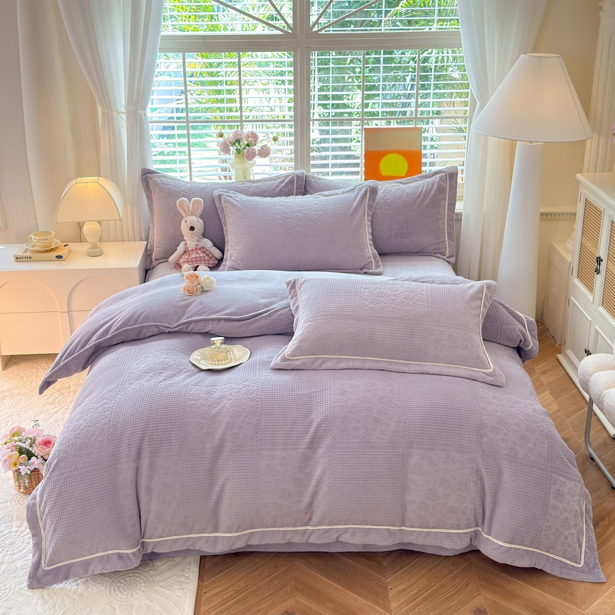 91家纺网 家纺一手货源 找家纺 艾唯希家纺 2025新款全消光雕花绒织带款四件套牛奶绒-雕花织带系列 玫瑰花语-紫