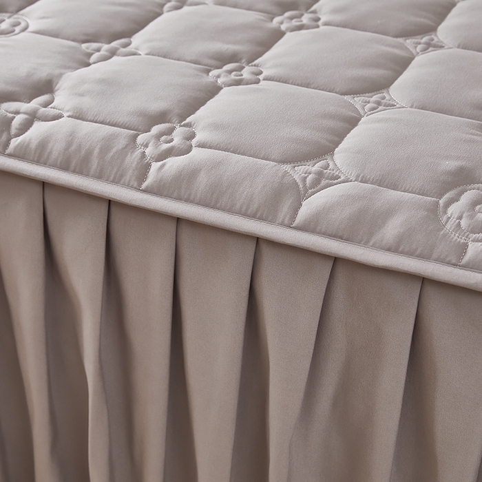 91家纺网 家纺一手货源 找家纺 （总）瑞兴纺 2025新款水洗磨毛夹棉床裙三件套系列-幸运格