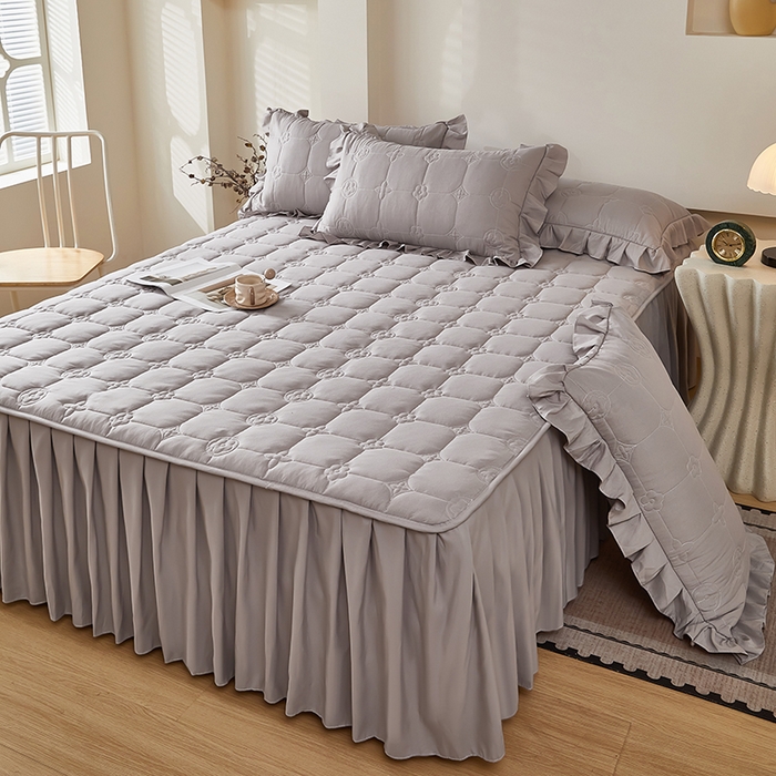 91家纺网 家纺一手货源 找家纺 （总）瑞兴纺 2025新款水洗磨毛夹棉床裙三件套系列-幸运格