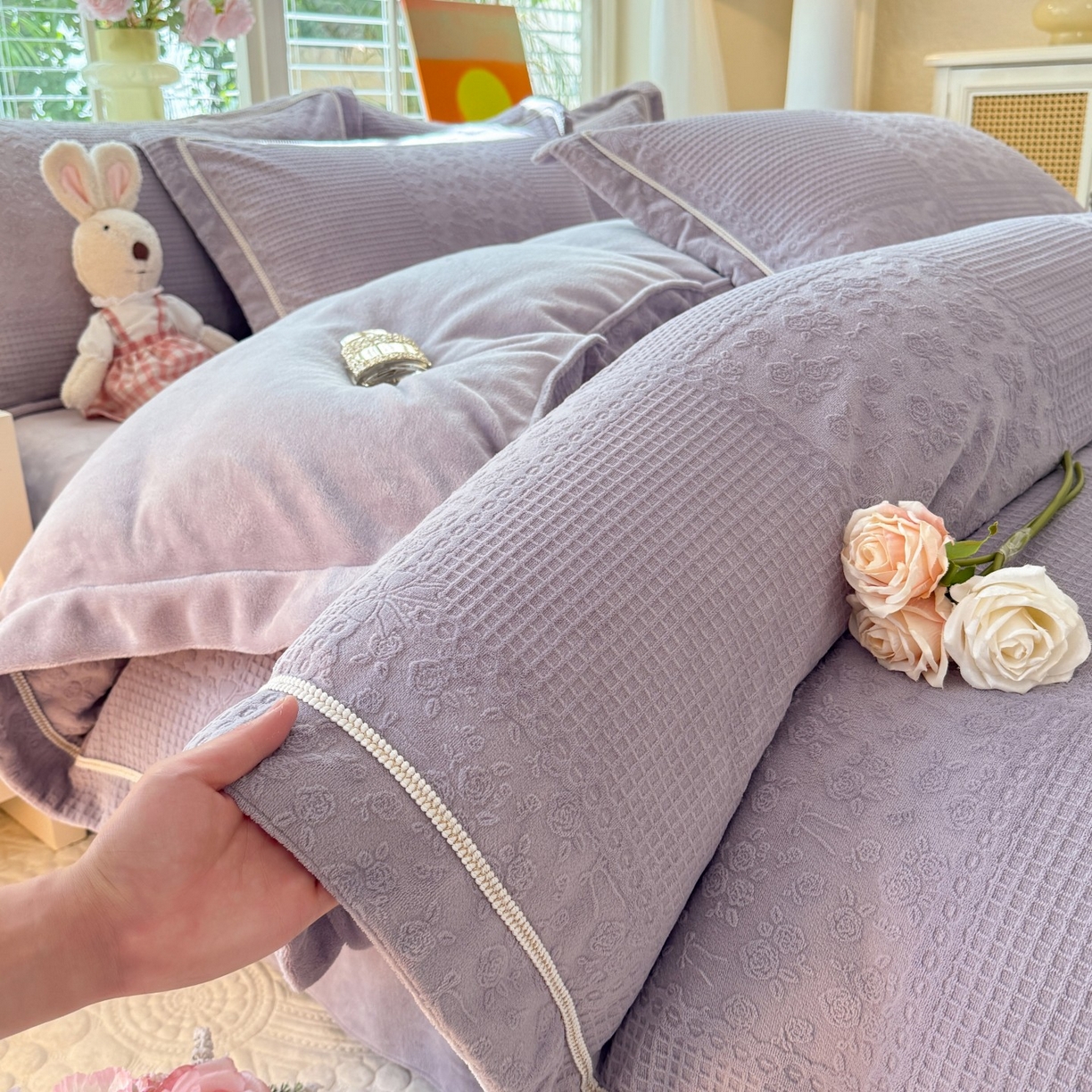 91家纺网 家纺一手货源 找家纺 艾唯希家纺 2025新款全消光雕花绒织带款四件套牛奶绒-雕花织带系列 玫瑰花语-紫