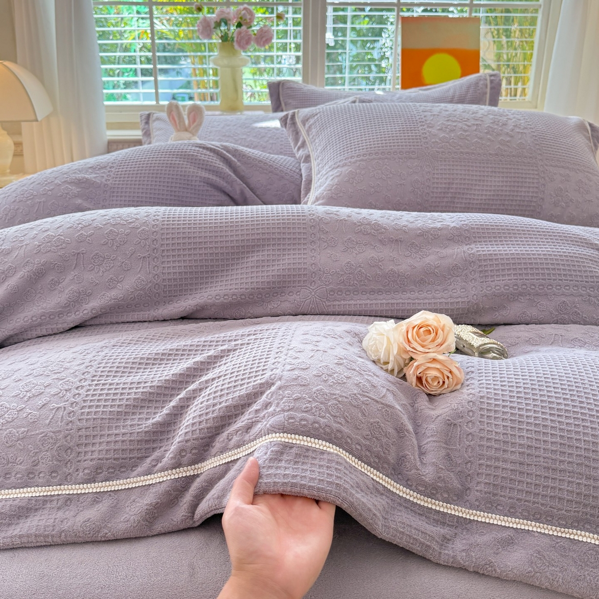 91家纺网 家纺一手货源 找家纺 艾唯希家纺 2025新款全消光雕花绒织带款四件套牛奶绒-雕花织带系列 玫瑰花语-紫