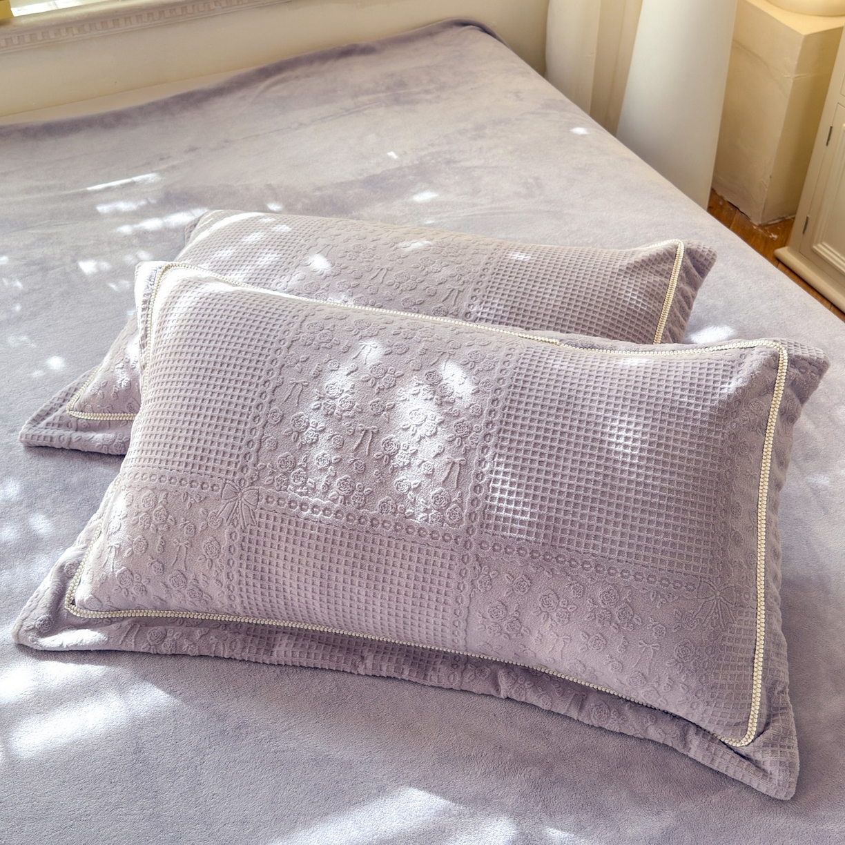 91家纺网 家纺一手货源 找家纺 艾唯希家纺 2025新款全消光雕花绒织带款四件套牛奶绒-雕花织带系列 玫瑰花语-紫