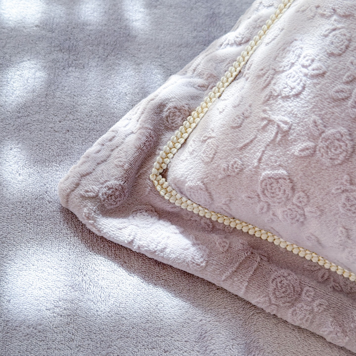 91家纺网 家纺一手货源 找家纺 艾唯希家纺 2025新款全消光雕花绒织带款四件套牛奶绒-雕花织带系列 玫瑰花语-紫