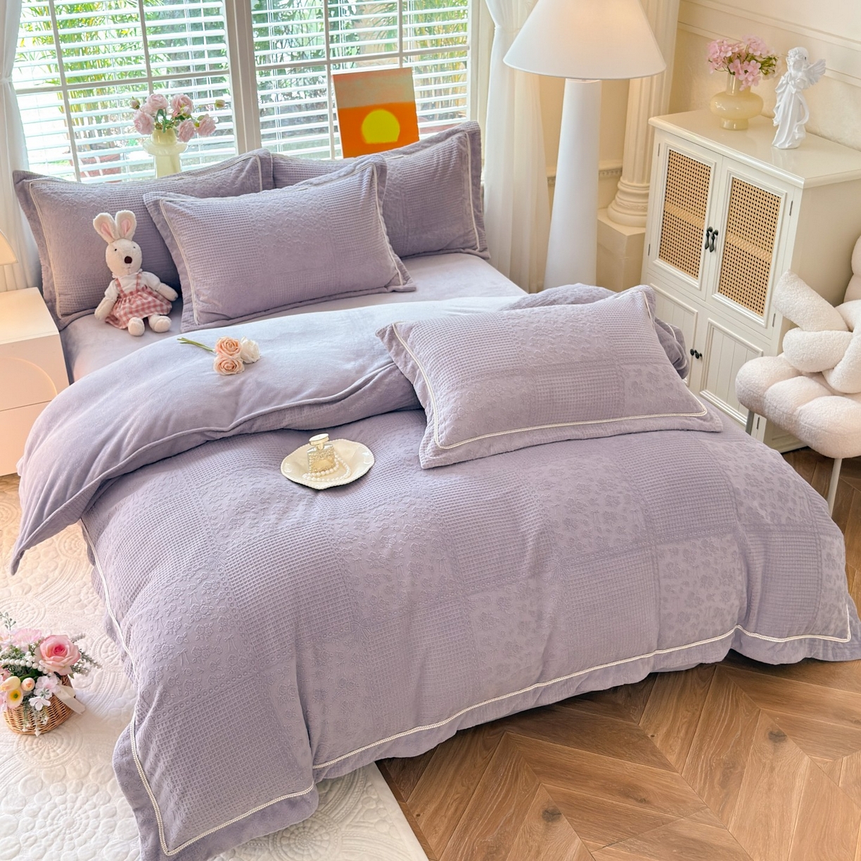 91家纺网 家纺一手货源 找家纺 艾唯希家纺 2025新款全消光雕花绒织带款四件套牛奶绒-雕花织带系列 玫瑰花语-紫