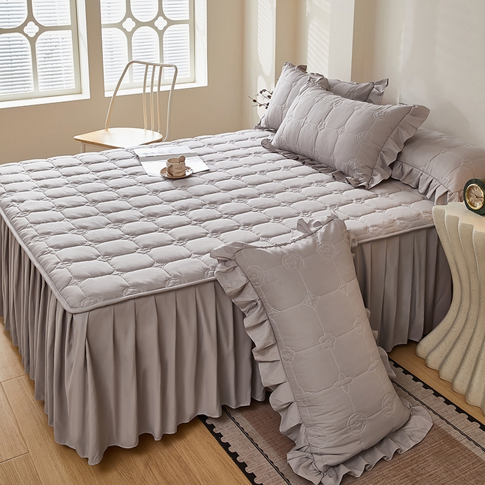 91家纺网 家纺一手货源 找家纺 （总）瑞兴纺 2025新款水洗磨毛夹棉床裙三件套系列-幸运格