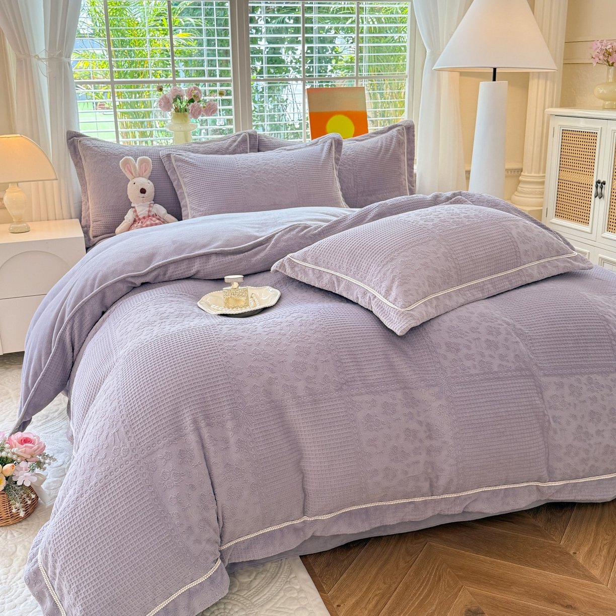 91家纺网 家纺一手货源 找家纺 艾唯希家纺 2025新款全消光雕花绒织带款四件套牛奶绒-雕花织带系列 玫瑰花语-紫