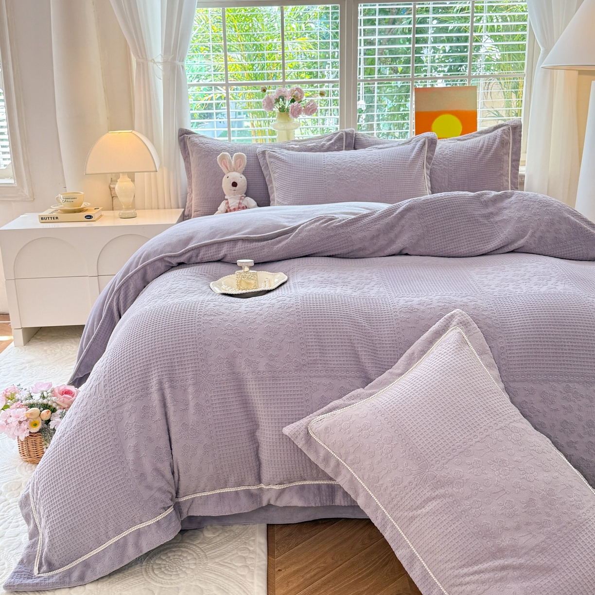 91家纺网 家纺一手货源 找家纺 艾唯希家纺 2025新款全消光雕花绒织带款四件套牛奶绒-雕花织带系列 玫瑰花语-紫