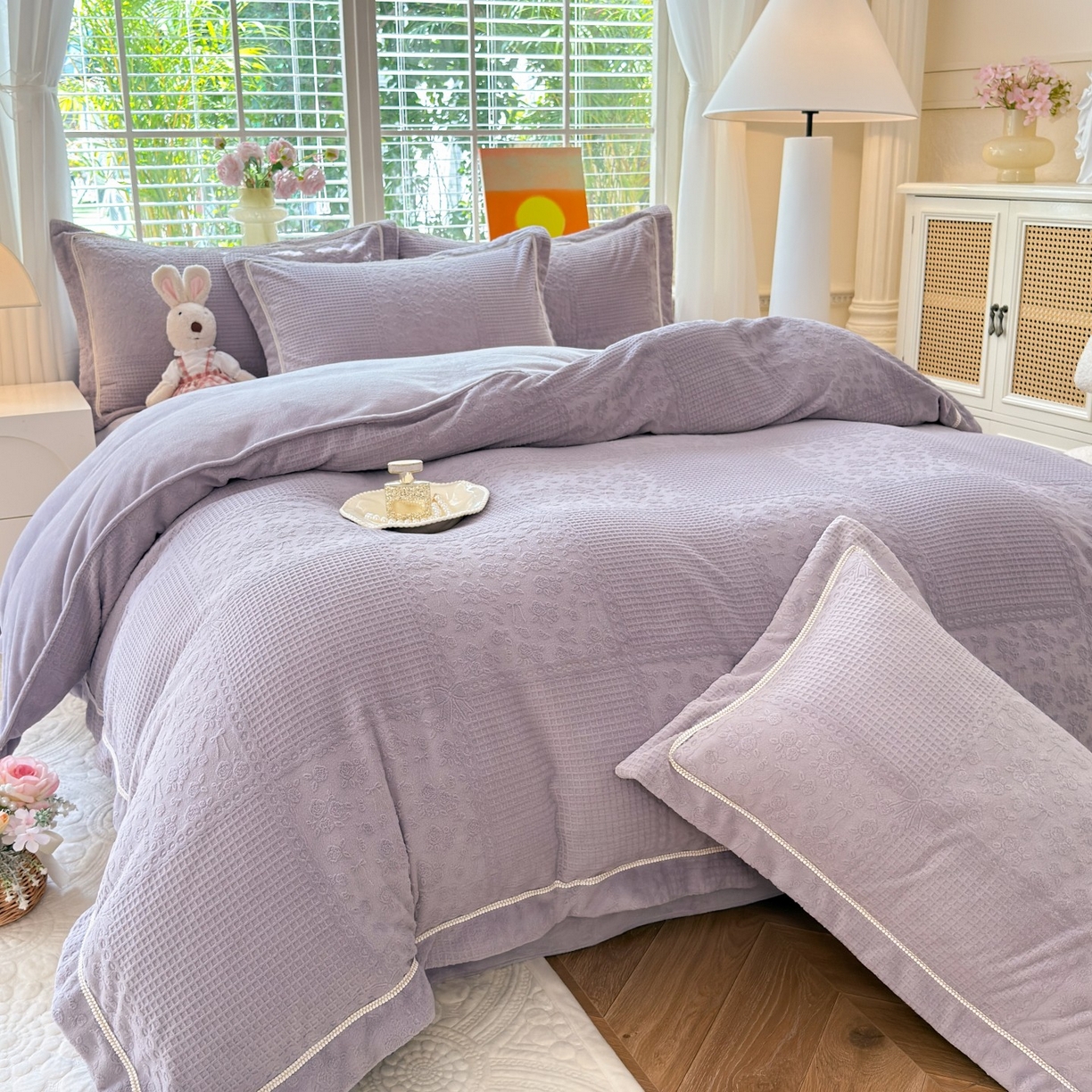 91家纺网 家纺一手货源 找家纺 艾唯希家纺 2025新款全消光雕花绒织带款四件套牛奶绒-雕花织带系列 玫瑰花语-紫