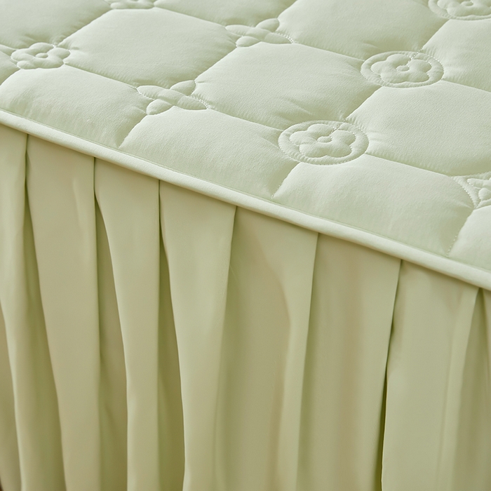 91家纺网 家纺一手货源 找家纺 瑞兴纺 2025新款水洗磨毛夹棉床裙三件套系列-幸运格 幸运格-抹茶绿