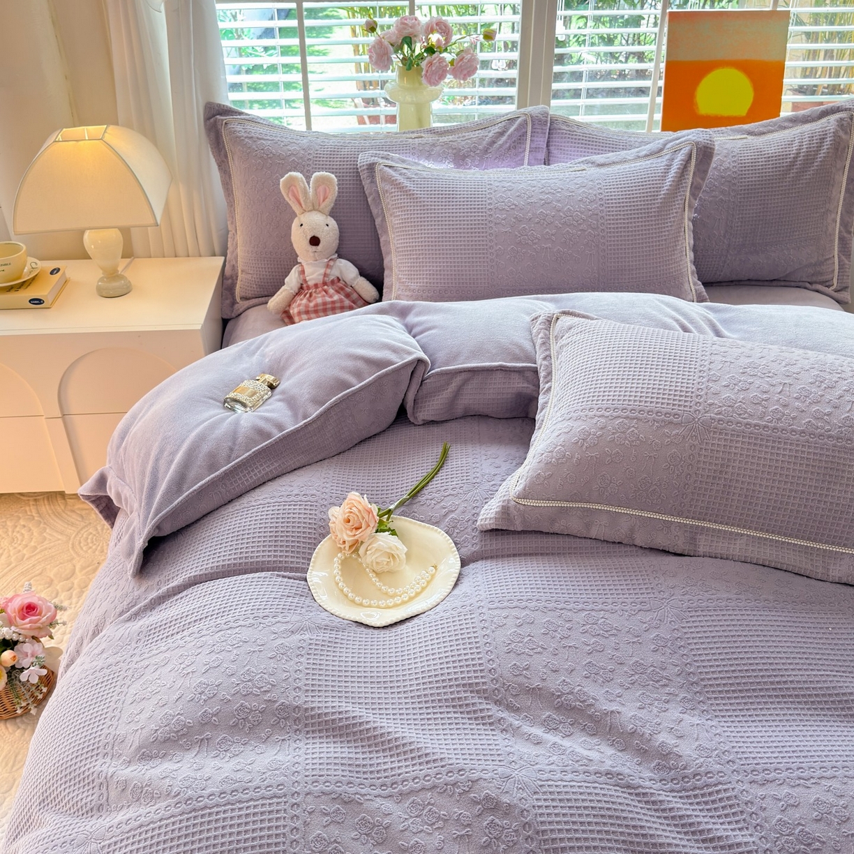 91家纺网 家纺一手货源 找家纺 艾唯希家纺 2025新款全消光雕花绒织带款四件套牛奶绒-雕花织带系列 玫瑰花语-紫