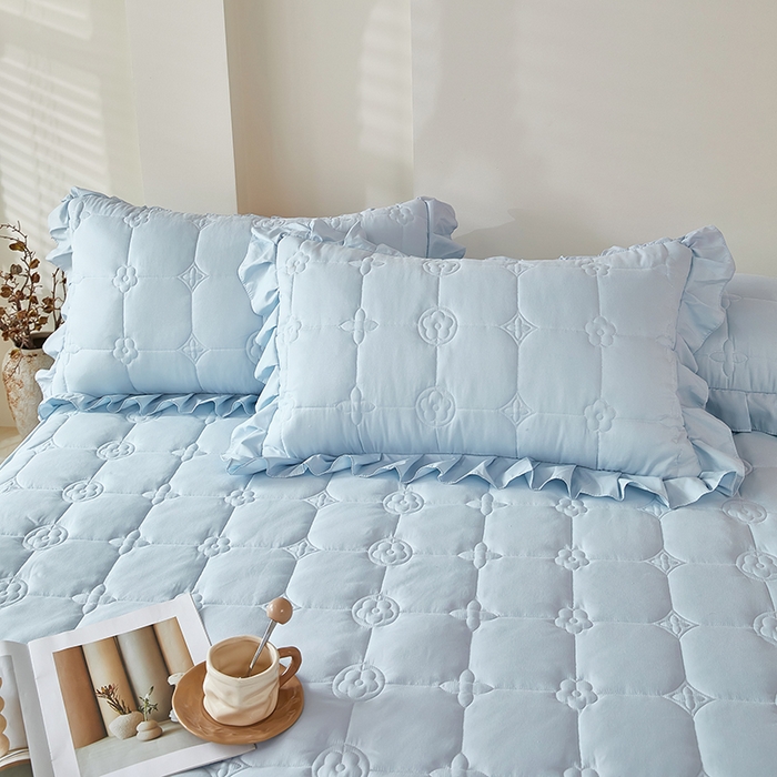 91家纺网 家纺一手货源 找家纺 瑞兴纺 2025新款水洗磨毛夹棉床裙三件套系列-幸运格 幸运格-海洋蓝