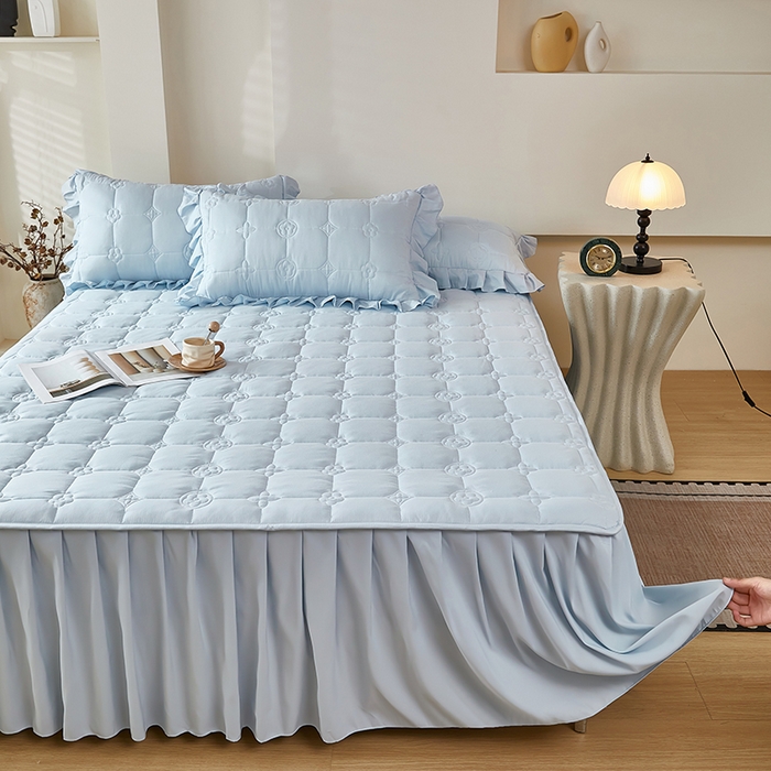 91家纺网 家纺一手货源 找家纺 瑞兴纺 2025新款水洗磨毛夹棉床裙三件套系列-幸运格 幸运格-海洋蓝