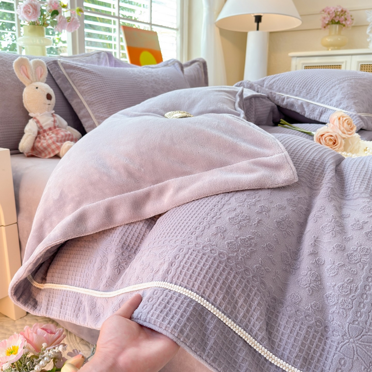 91家纺网 家纺一手货源 找家纺 艾唯希家纺 2025新款全消光雕花绒织带款四件套牛奶绒-雕花织带系列 玫瑰花语-紫