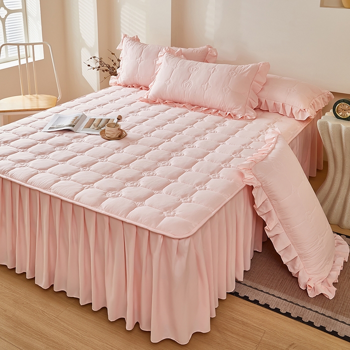 91家纺网 家纺一手货源 找家纺 瑞兴纺 2025新款水洗磨毛夹棉床裙三件套系列-幸运格 幸运格-雅典玉