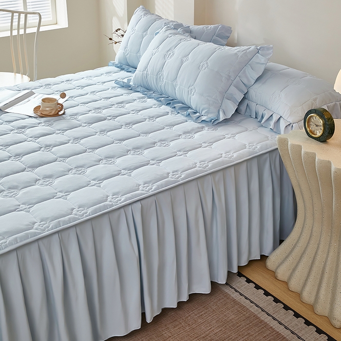 91家纺网 家纺一手货源 找家纺 瑞兴纺 2025新款水洗磨毛夹棉床裙三件套系列-幸运格 幸运格-海洋蓝