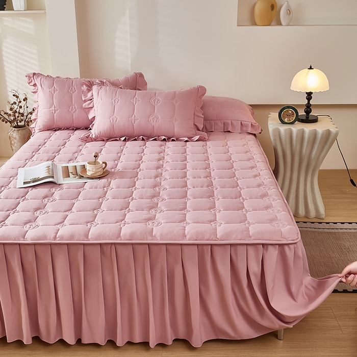 91家纺网 家纺一手货源 找家纺 瑞兴纺 2025新款水洗磨毛夹棉床裙三件套系列-幸运格 幸运格-豆沙粉