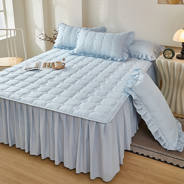 91家纺网 家纺一手货源 找家纺 瑞兴纺 2025新款水洗磨毛夹棉床裙三件套系列-幸运格 幸运格-海洋蓝