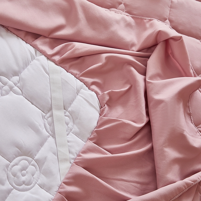 91家纺网 家纺一手货源 找家纺 瑞兴纺 2025新款水洗磨毛夹棉床裙三件套系列-幸运格 幸运格-豆沙粉