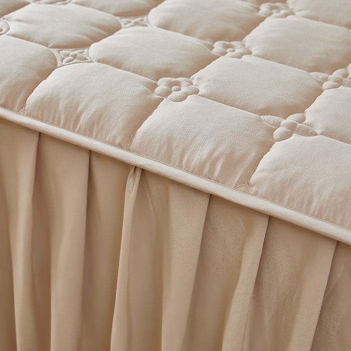 91家纺网 家纺一手货源 找家纺 瑞兴纺 2025新款水洗磨毛夹棉床裙三件套系列-幸运格 幸运格-卡其色