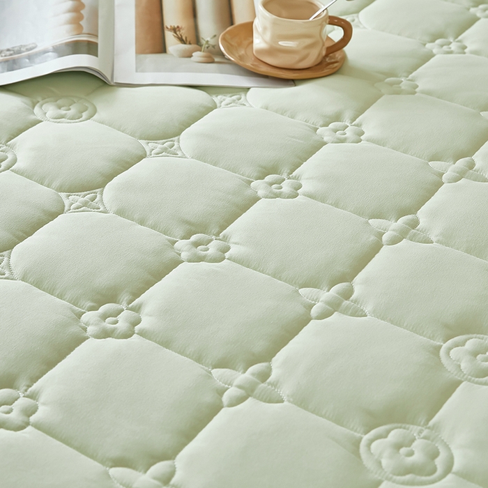 91家纺网 家纺一手货源 找家纺 瑞兴纺 2025新款水洗磨毛夹棉床裙三件套系列-幸运格 幸运格-抹茶绿